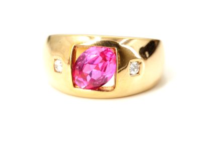 Alter Schmuck der geschätzt wurde: Breiter Gelbgoldring mit zwei Diamanten und einem größerem rosa Edelstein mittig.